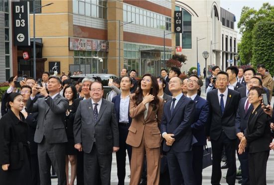 郑丽文访陆 会陈吉宁后由宋涛陪同夜游黄浦江 访美团体验无人机送奶茶