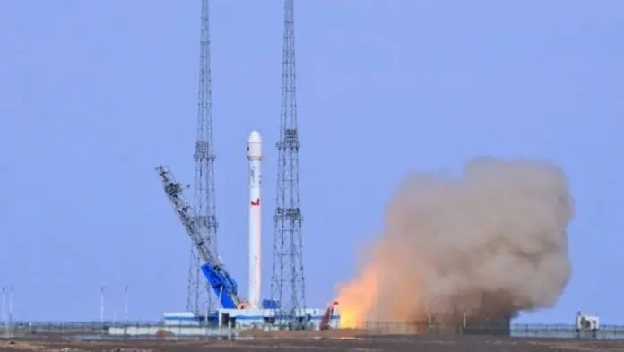 “朱雀二号”遥六火箭发射成功 载两卫星测试“手机直连卫星”技术