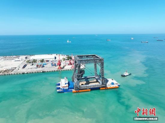 中国首艘火箭网系回收船舶“领航者”首次靠泊三亚