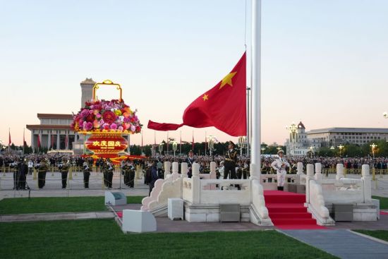 一抹中国红，见证跨越时代的奔赴