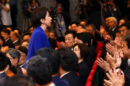 接手“烂摊子”，高市早苗想当好日本首位女首相不容易