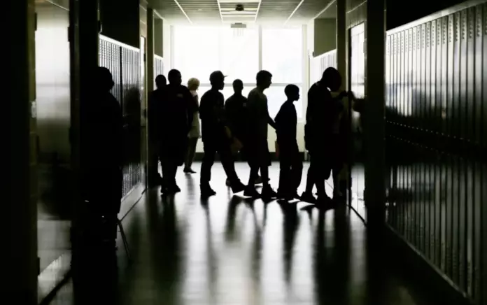 “撒尿挑战”风靡北美校园　专家警告或涉刑事后果